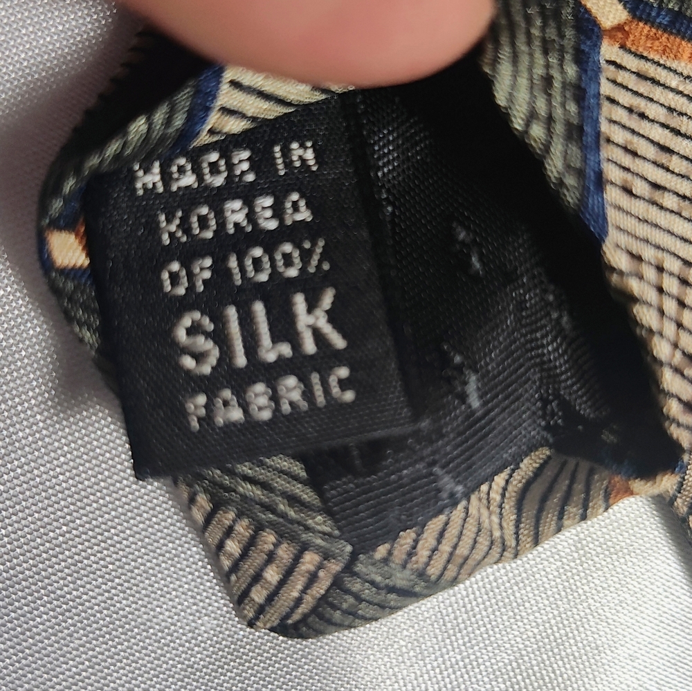 Bill Blass Elegant Black and Gold Patterned Tie - Picture 6 of 8